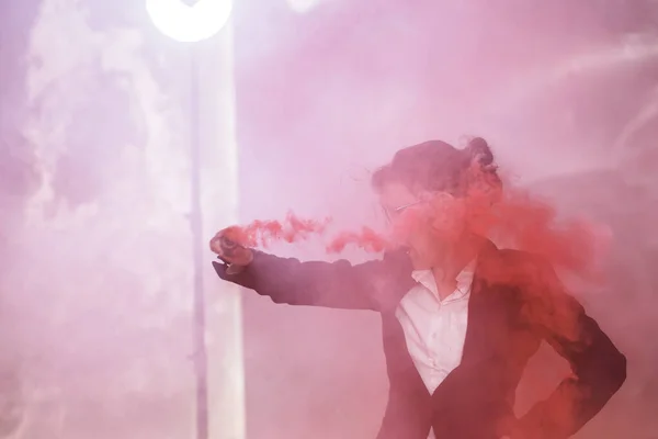 Pasadoble, danse latine solo et danse contemporaine - Jeune belle femme dansant dans un nuage de fumée — Photo