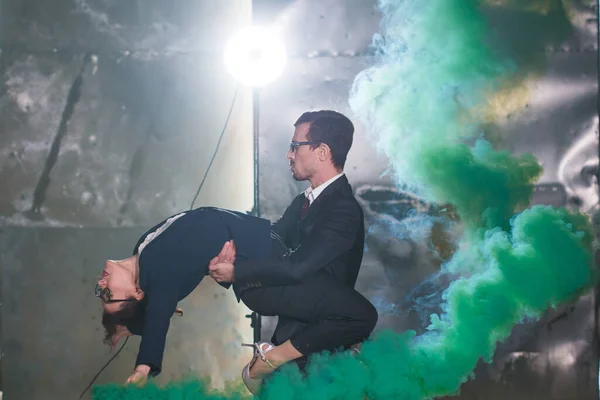 Pasadoble, baile en solitario latino y danza contemporánea - Hombre y mujer guapos bailando en la nube de humo . — Foto de Stock