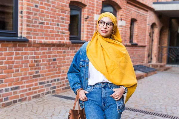 Sarı başörtüsü takan güzel bir Arap kadın, şehrin caddesinde şık bir kadın portresi. — Stok fotoğraf