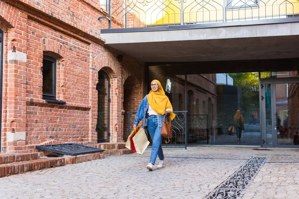 Försäljning och inköp koncept - Happy arab muslim flicka med shoppingväskor efter köpcentret — Stockfoto