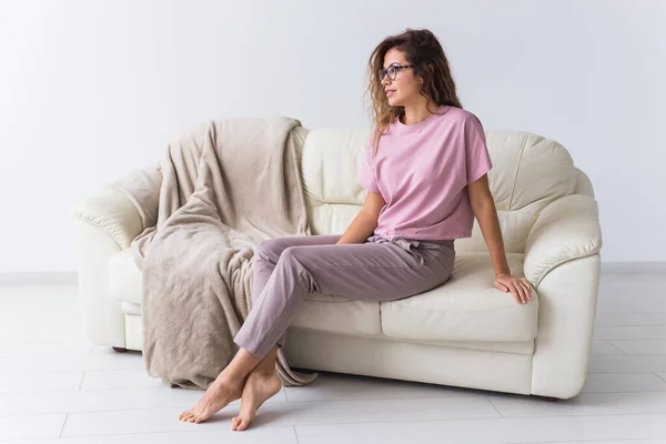 Fiatal vonzó nő gyönyörű színes pizsamában modellnek adja ki magát a nappalijában. Kényelmes hálóing, otthoni relaxáció és női divat koncepció. — Stock Fotó