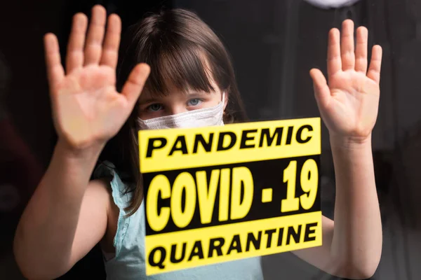 Blijf thuis. Triest eenzaam kind in medisch masker isolatie in quarantaine. Concept quarantaine, preventie COVID-19, Coronavirus uitbraak situatie. — Stockfoto