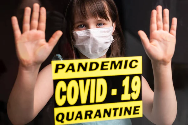 Tinggal di rumah. Anak yang kesepian dengan topeng medis terisolasi di karantina. Konsep karantina, pencegahan COVID-19, situasi wabah Coronavirus. — Stok Foto