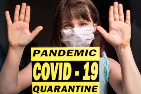 Blijf thuis. Triest eenzaam kind in medisch masker isolatie in quarantaine. Concept quarantaine, preventie COVID-19, Coronavirus uitbraak situatie. — Stockfoto