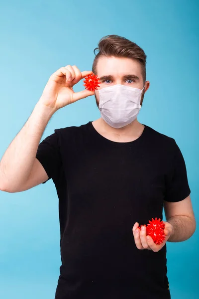 Covid-19, Ανάπτυξη εμβολίου και ιατρική έννοια - Man in flu mask and protective gloves holding a model of coronavirus. — Φωτογραφία Αρχείου