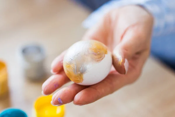 Vacanze, fatto a mano e concetto di creazione - Felice giovane donna attinge uovo di Pasqua, primo piano . — Foto Stock