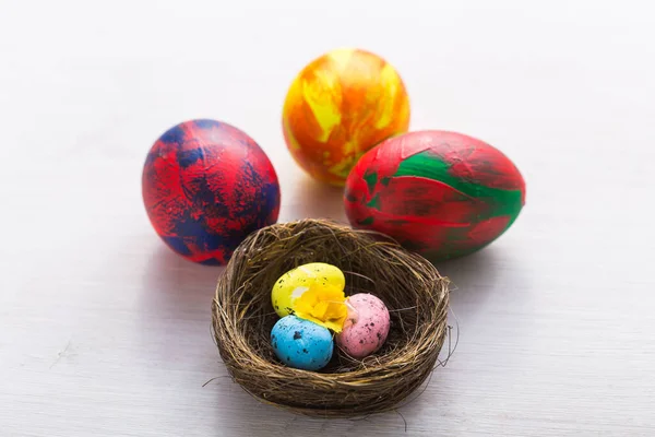 Vacaciones, tradiciones y concepto de Pascua - Huevos coloridos decorativos multicolores sobre fondo blanco . —  Fotos de Stock