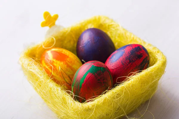 Svátky, tradice a velikonoční koncept - pestrobarevná dekorativní barevná vejce. — Stock fotografie