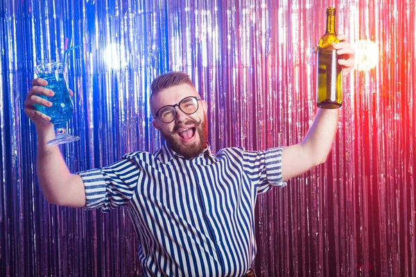 Алкоголізм, веселощі та дурень концепція - п'яний божевільний хлопець на вечірці в нічному клубі . — стокове фото