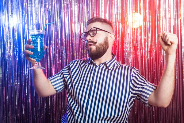 Alcoholism, fun and fool concept - Drunk crazy guy at party in a nightclub. — Stock Photo, Image