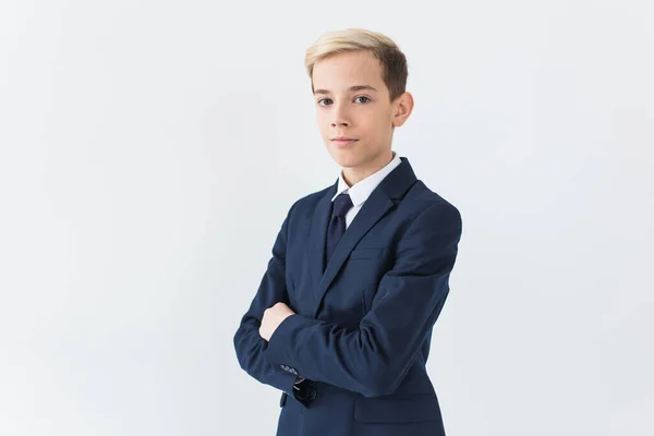 Retrato de adolescente escolar con estilo en camisa blanca y chaqueta sobre fondo blanco . — Foto de Stock