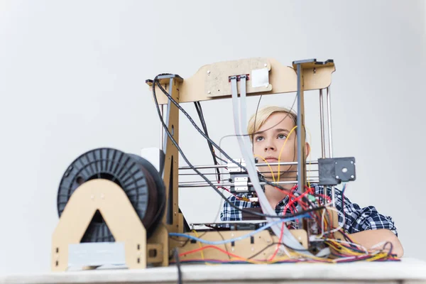 Educación, niños, concepto de tecnología - adolescente niño está imprimiendo en la impresora 3d . — Foto de Stock