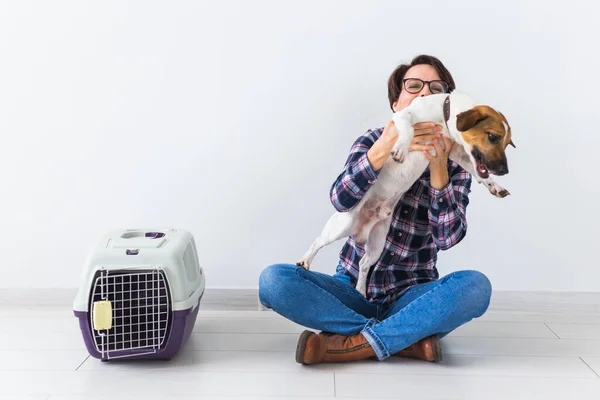 Sac de transport pour chien et concept de propriétaire d'animaux de compagnie - Jolie femme gaie en chemise à carreaux détient animal favori. femme heureuse avec son jack russell terrier — Photo