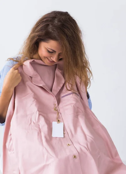 Online winkelen, levering en mode concept - Vrouw die thuis op de bank zit en online kleding koopt — Stockfoto