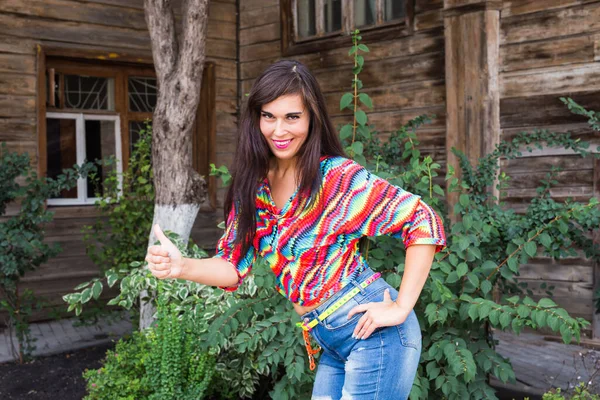 Glück und Verrücktheit. Lächelnde lustige Mädchen haben Spaß im Freien und tanzen. Junge attraktive Frau mit langen Haaren posiert im Freien — Stockfoto