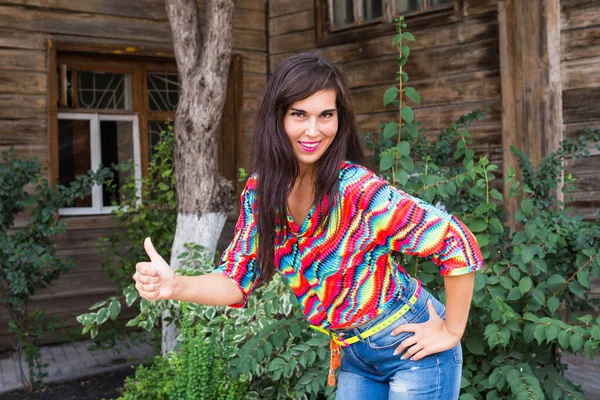 Geluk en gekte. Lachend grappig meisje veel plezier buiten en dansen. Jonge aantrekkelijke vrouw met lang haar poseren outdoor — Stockfoto