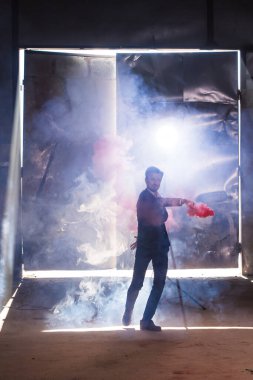 Pasadoble, Latince solo dans ve çağdaş dans - Yakışıklı erkek duman bulutunda dans ediyor.