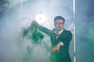 Pasadoble, Latince solo dans ve çağdaş dans - Yakışıklı erkek duman bulutunda dans ediyor.