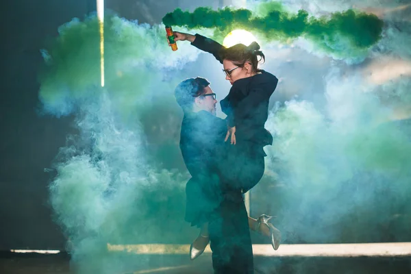 Pasadoble, baile en solitario latino y danza contemporánea - Hombre y mujer guapos bailando en la nube de humo . — Foto de Stock