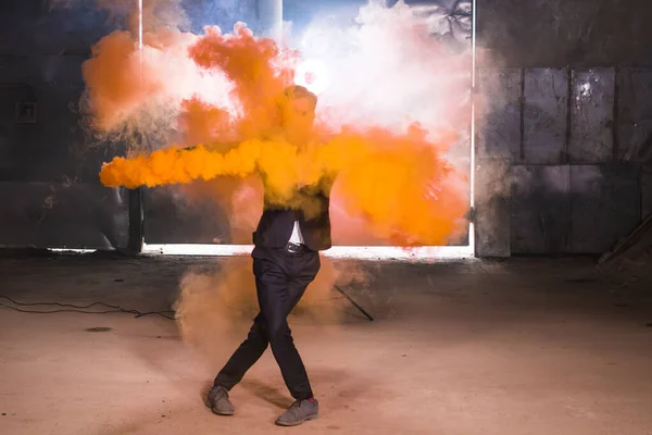 Pasadoble, baile en solitario latino y danza contemporánea - Guapo macho bailando en la nube de humo . — Foto de Stock