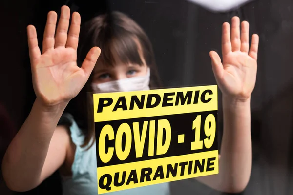 Stanna hemma. Sorgligt ensamt barn i medicinsk maskisolering i karantän. Begreppet karantän, förebyggande COVID-19, utbrott av coronavirus. — Stockfoto