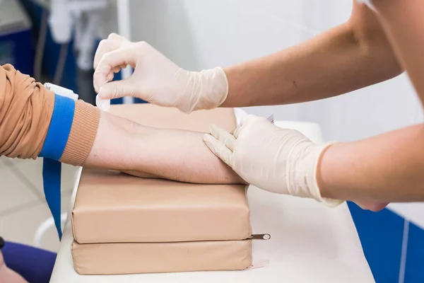 Covid-19, concepto de pandemia y virus - Primer plano del médico toma la sangre en el análisis . — Foto de Stock