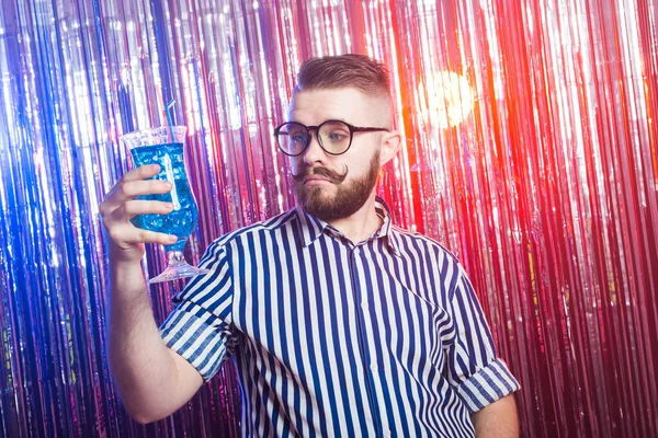 Alcoholismo, diversión y concepto tonto - Tipo borracho en la fiesta en un club nocturno . — Foto de Stock
