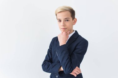 Beyaz gömlekli ve ceketli beyaz arka planda şık bir okul çocuğunun portresi..