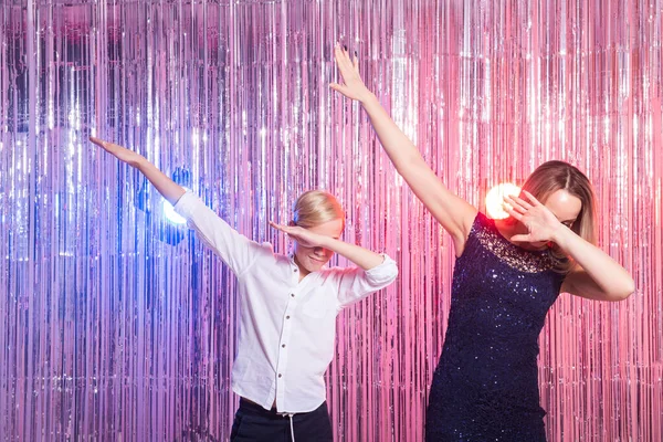 Spaß, Muttertag, Kinder und Familienkonzept - Teenie-Junge und seine Mutter tanzen lustig glänzenden Party-Hintergrund. — Stockfoto