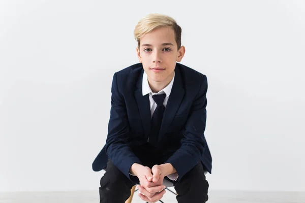 Portré stílusos iskolás fiú tinédzser fehér ing és kabát fehér háttér. — Stock Fotó