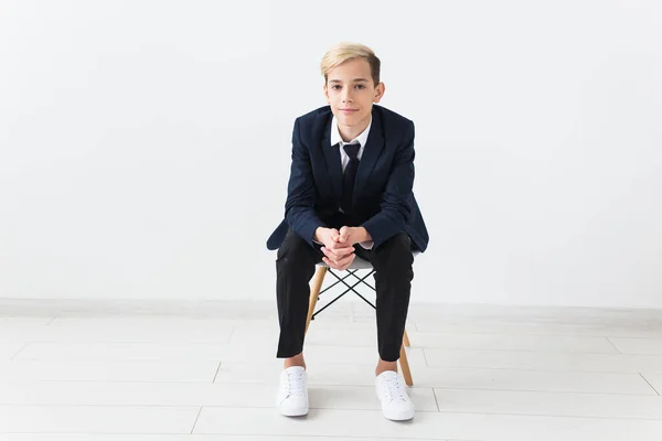 Retrato de adolescente menino de escola elegante em camisa branca e jaqueta contra fundo branco . — Fotografia de Stock