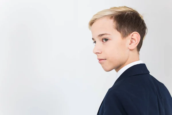 Retrato de adolescente escolar con estilo en camisa blanca y chaqueta sobre fondo blanco . — Foto de Stock