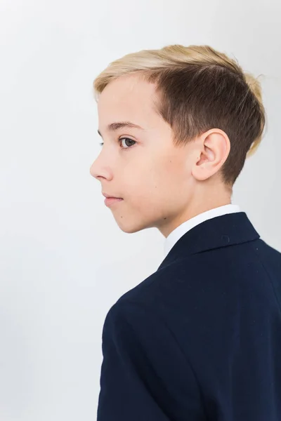 Ritratto di ragazzo della scuola elegante adolescente in camicia bianca e giacca su sfondo bianco . — Foto Stock