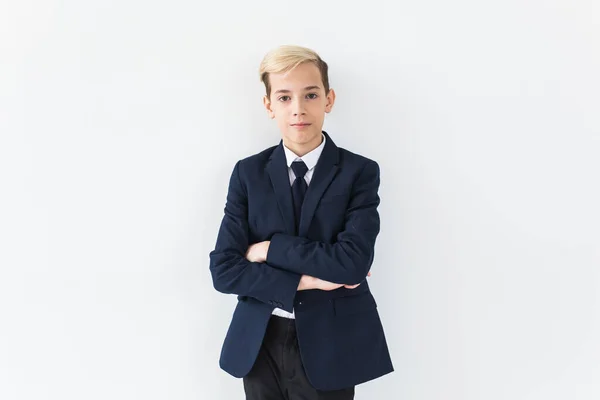 Retrato de adolescente escolar con estilo en camisa blanca y chaqueta sobre fondo blanco . —  Fotos de Stock