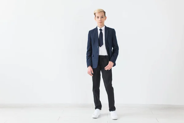 Ritratto di ragazzo della scuola elegante adolescente in camicia bianca e giacca su sfondo bianco . — Foto Stock