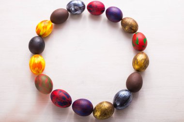 Çok renkli ahşap harfler Mutlu Paskalya ve dekoratif renkli yumurtalar beyaz arka planda fotokopi alanı ile birlikte.