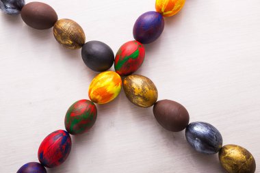 Çok renkli ahşap harfler Mutlu Paskalya ve dekoratif renkli yumurtalar beyaz arka planda fotokopi alanı ile birlikte.