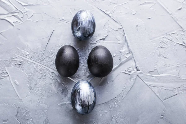 Feste, tradizioni e concetti pasquali: uova pasquali scure ed eleganti su sfondo grigio . — Foto Stock