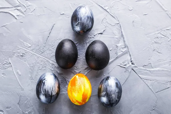 Feste, tradizioni e concetti pasquali: uova pasquali scure ed eleganti su sfondo grigio . — Foto Stock