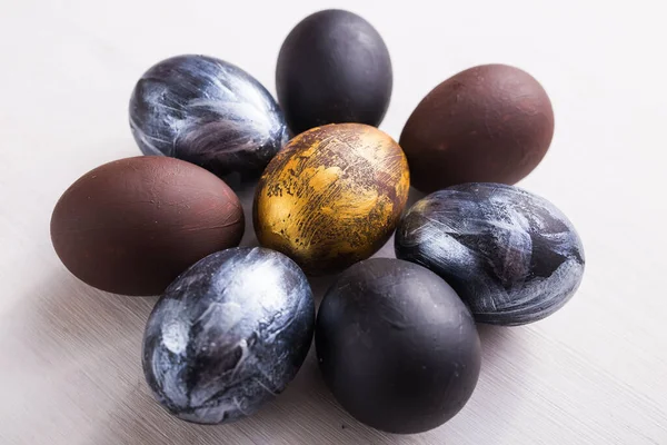休日、デザインと現代のイースターの概念-黒と茶色のイースターの卵スタイルのミニマリスト — ストック写真