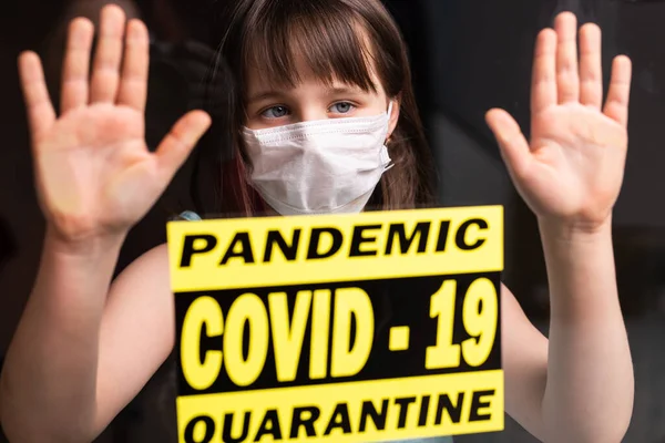 Blijf thuis. Triest eenzaam kind in medisch masker isolatie in quarantaine. Concept quarantaine, preventie COVID-19, Coronavirus uitbraak situatie. — Stockfoto