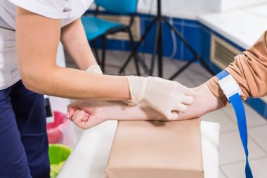 Covid-19, salgın hastalık ve virüs konsepti - Doktorun yakın çekimi analizde kan alır.