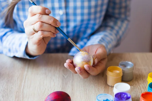 인질, 수제 및 창작 개념 - 행복 한 젊은 여성 이 부활절 달걀을 자세히 그렸다.. — 스톡 사진