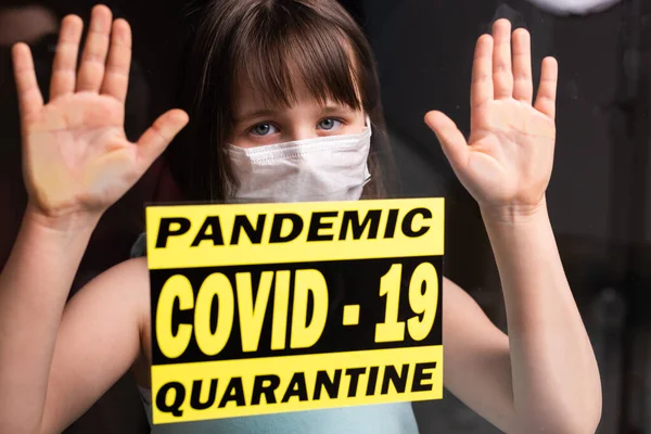 Blijf thuis. Triest eenzaam kind in medisch masker isolatie in quarantaine. Concept quarantaine, preventie COVID-19, Coronavirus uitbraak situatie. — Stockfoto