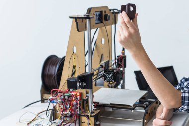 Eğitim, çocuklar, teknoloji konsepti - genç çocuk 3D yazıcı kullanıyor.