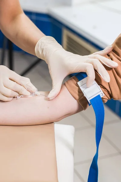 Covid-19, pandemic and viruses concept - Close-up of doctor takes blood on the analysis. — Stock Photo, Image