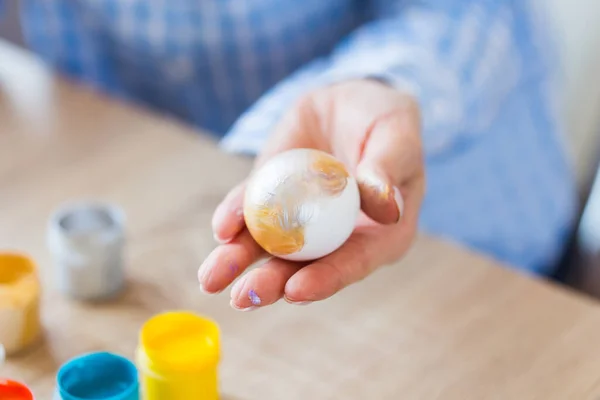 Vacanze, fatto a mano e concetto di creazione - Ragazza disegna uovo di Pasqua, primo piano . — Foto Stock