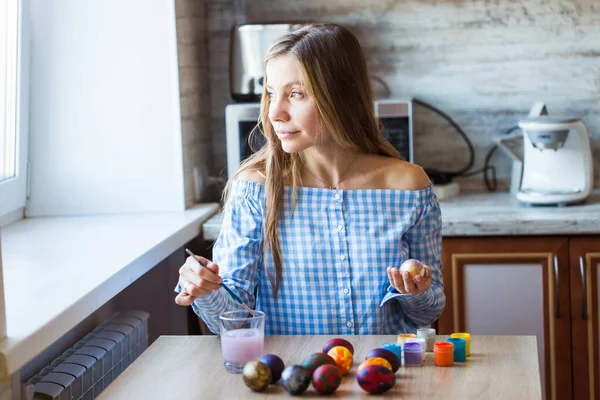 Vacanze, fatto a mano e concetto di creazione - Felice giovane donna attinge uovo di Pasqua . — Foto Stock