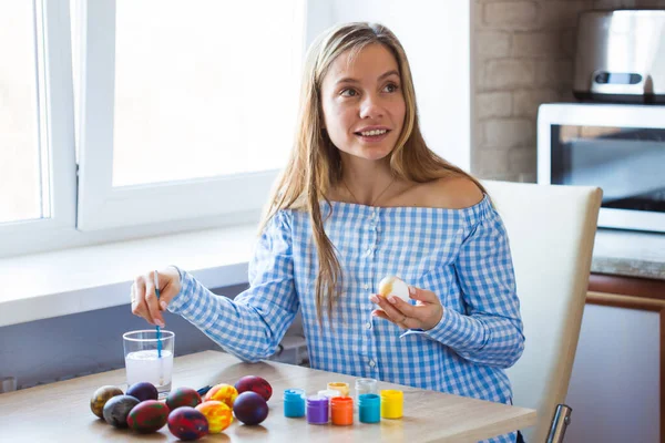 Vacanze, fatto a mano e concetto di creazione - Felice giovane donna attinge uovo di Pasqua . — Foto Stock