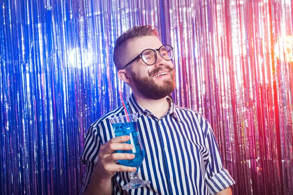 Alkoholismus, Spaß und Dummkopf-Konzept - Betrunkener auf Party in Nachtclub. — Stockfoto